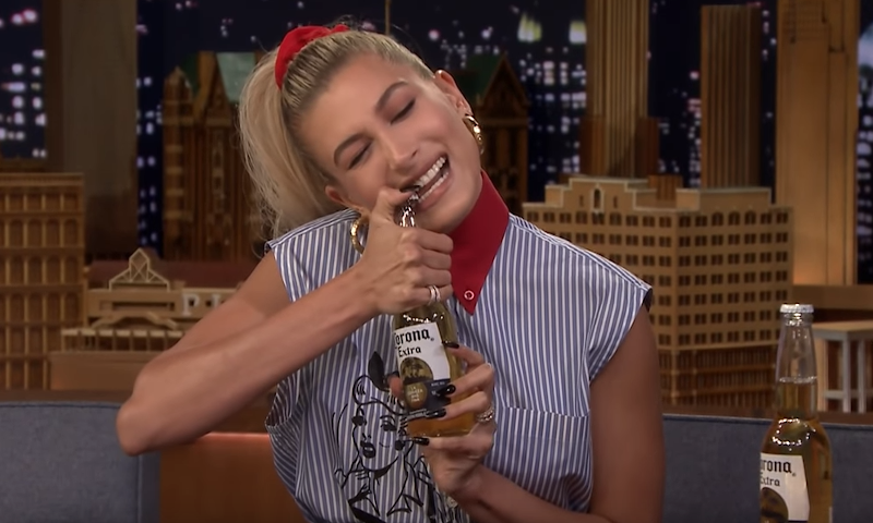 Hailey Bieber opent Corona bierflesje | The Tonight Show Starring Jimmy Fallon